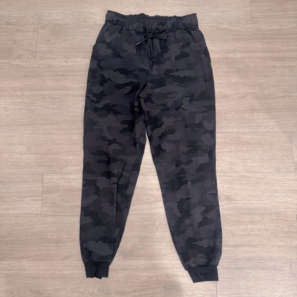 $128 Lululemon Black Camouflage Jogger Pants - Picture 1 of 4